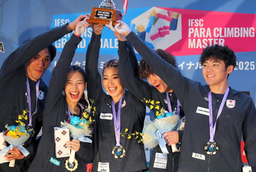 世界初の国別対抗戦グランドファイナルズのボルダーで初代王者に輝いた日本。左から鈴木友希コーチ、中村真緒、主将の野中生萌、天笠颯太、安楽宙斗（撮影・木下淳）