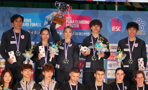 世界初の国別対抗戦グランドファイナルズのボルダーで初代王者に輝いた日本。左から鈴木友希コーチ、中村真緒、主将の野中生萌、天笠颯太、安楽宙斗（撮影・木下淳）