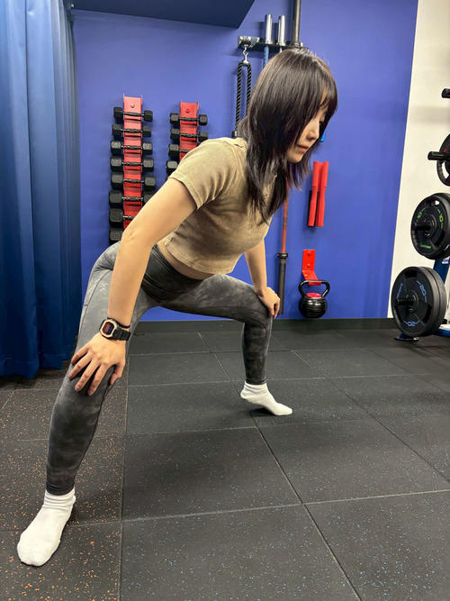 お尻をうしろに引きすぎたり、腰がそってしまうのはNG
