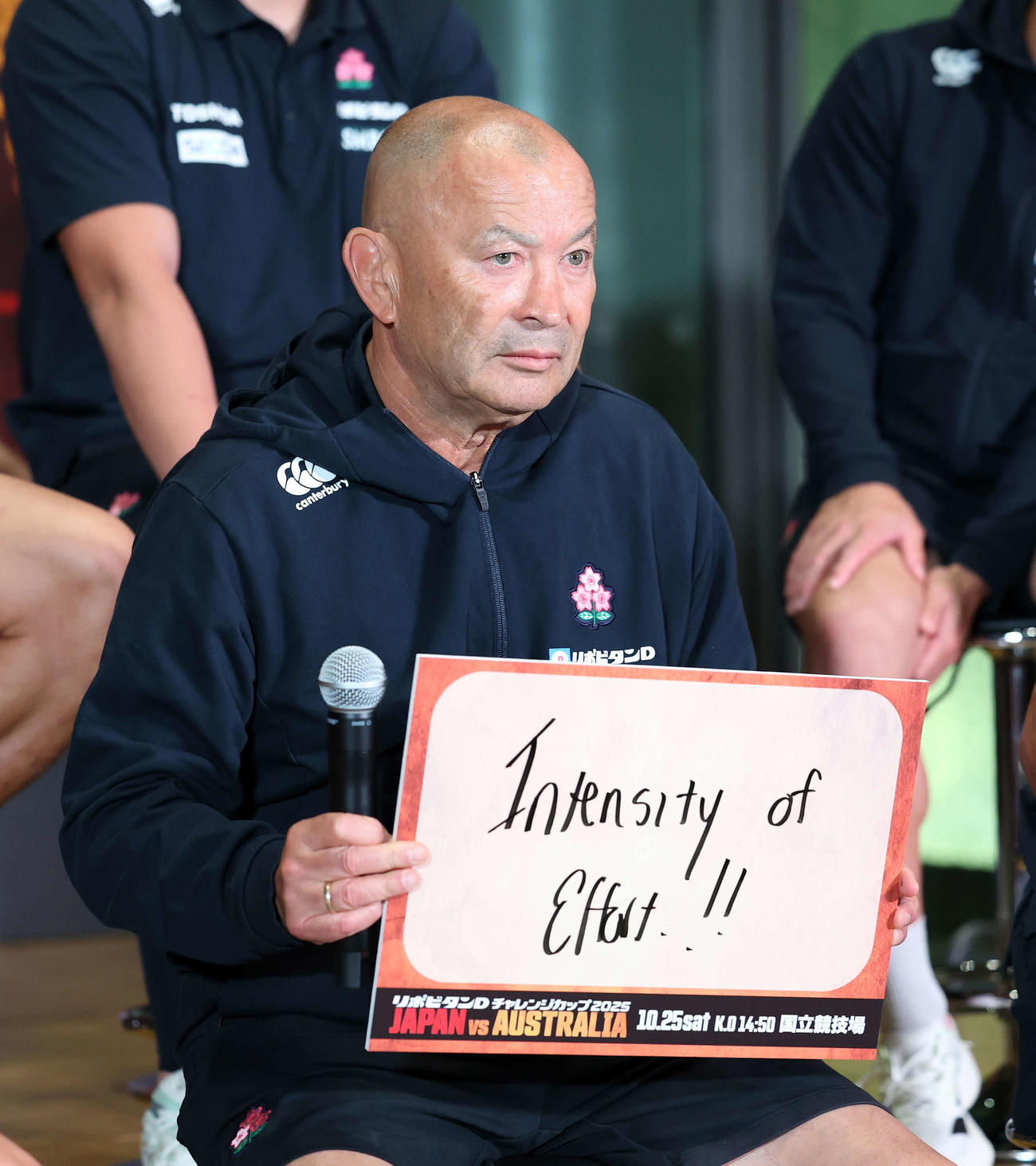 試合に向けて意気込みを書いたボードを見せるエディー・ヘッドコーチ（撮影・鈴木正人）
