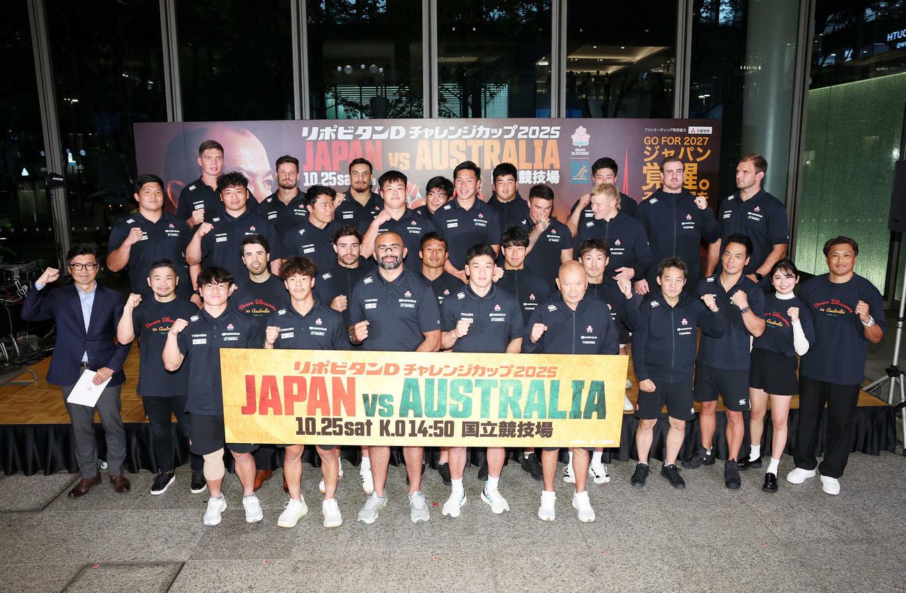 写真に納まるラグビー日本代表の選手たち（撮影・鈴木正人）