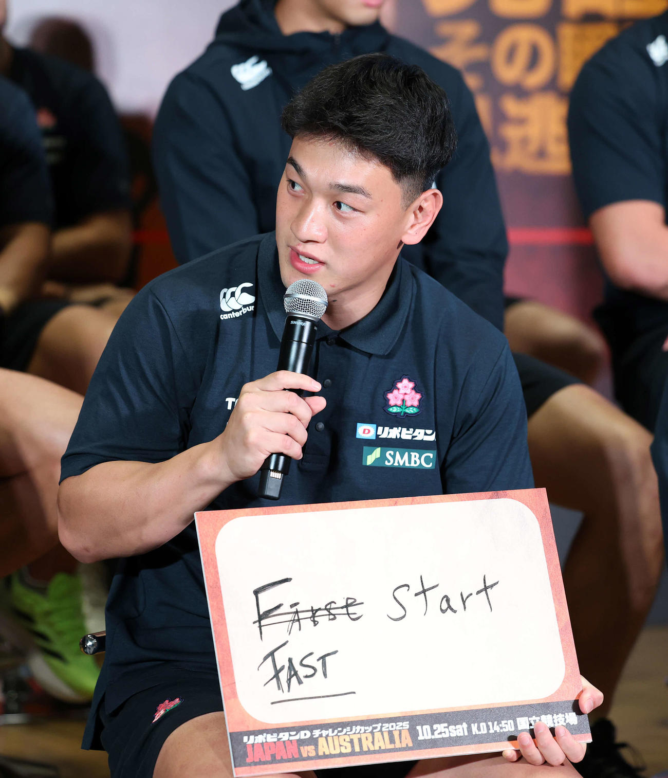 試合に向けて意気込みを書いたボードを見せる李（撮影・鈴木正人）