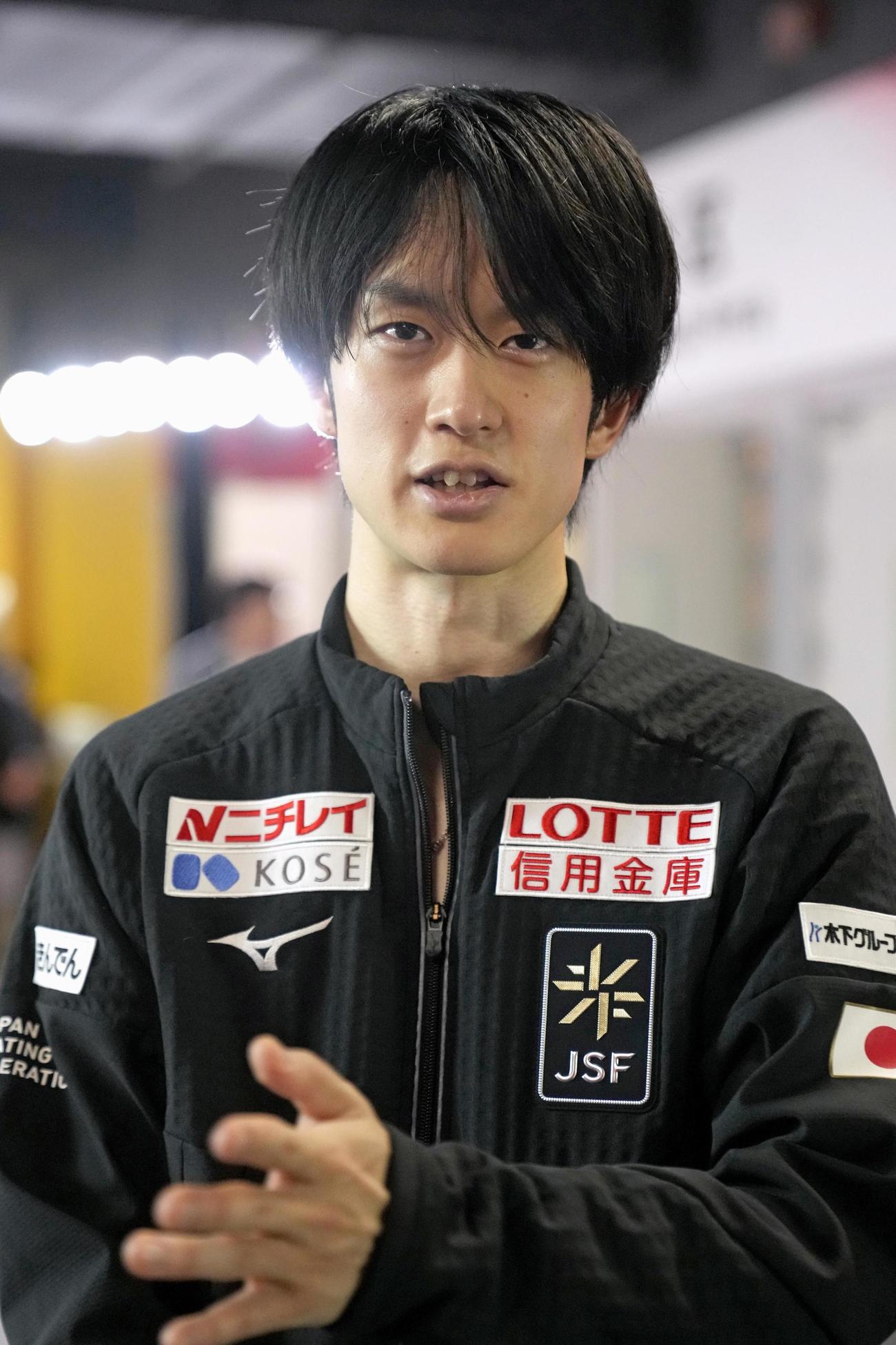 公式練習を終え、取材に応じる山本草太（共同）
