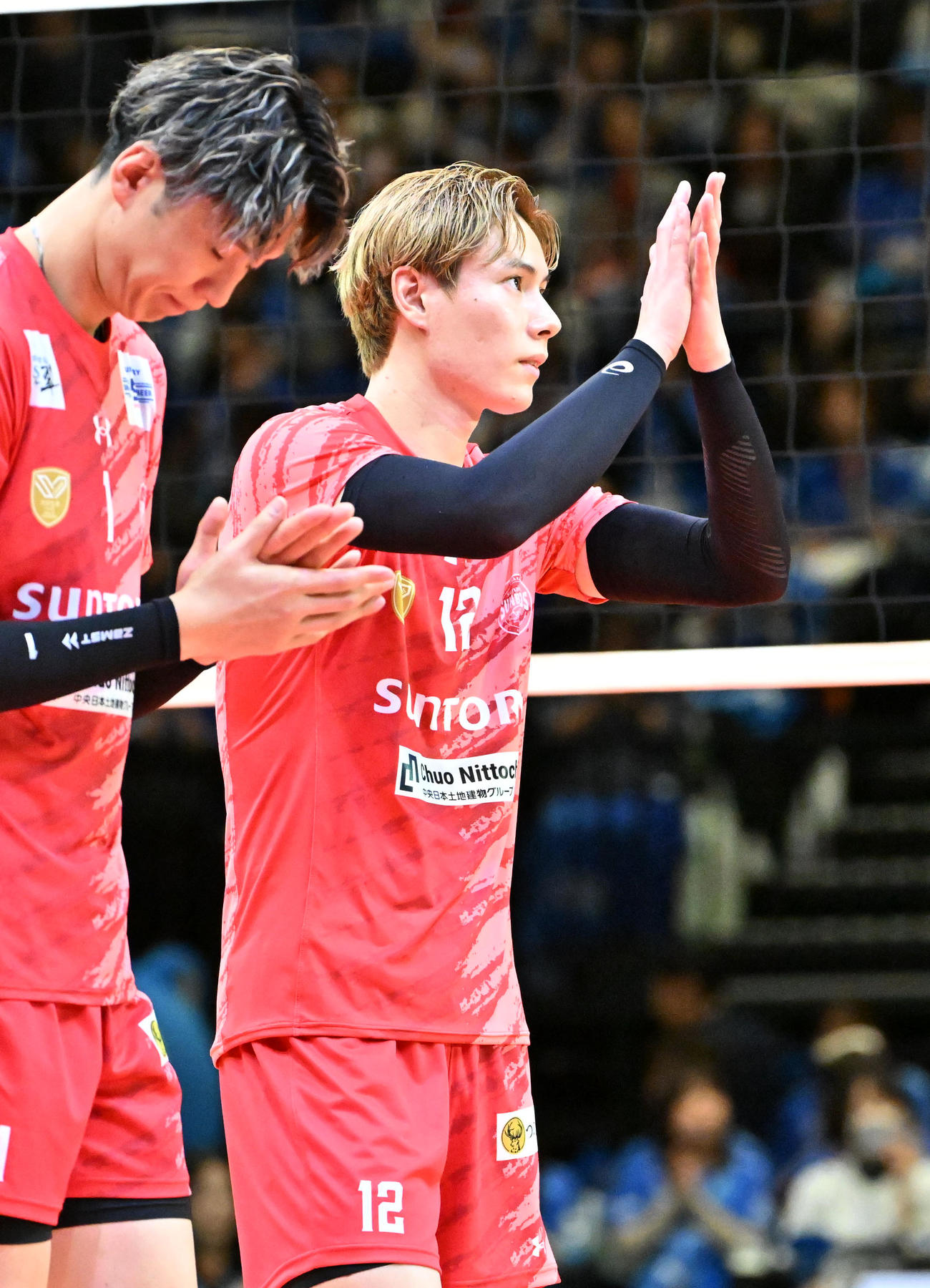 試合前、ファンらにあいさつをするサントリーの高橋藍（撮影・石井愛子）