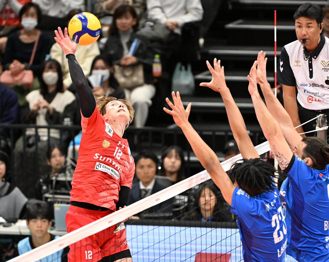 大阪B対サントリー　第3セット、スパイクを放つサントリーの高橋藍（左）（撮影・石井愛子）