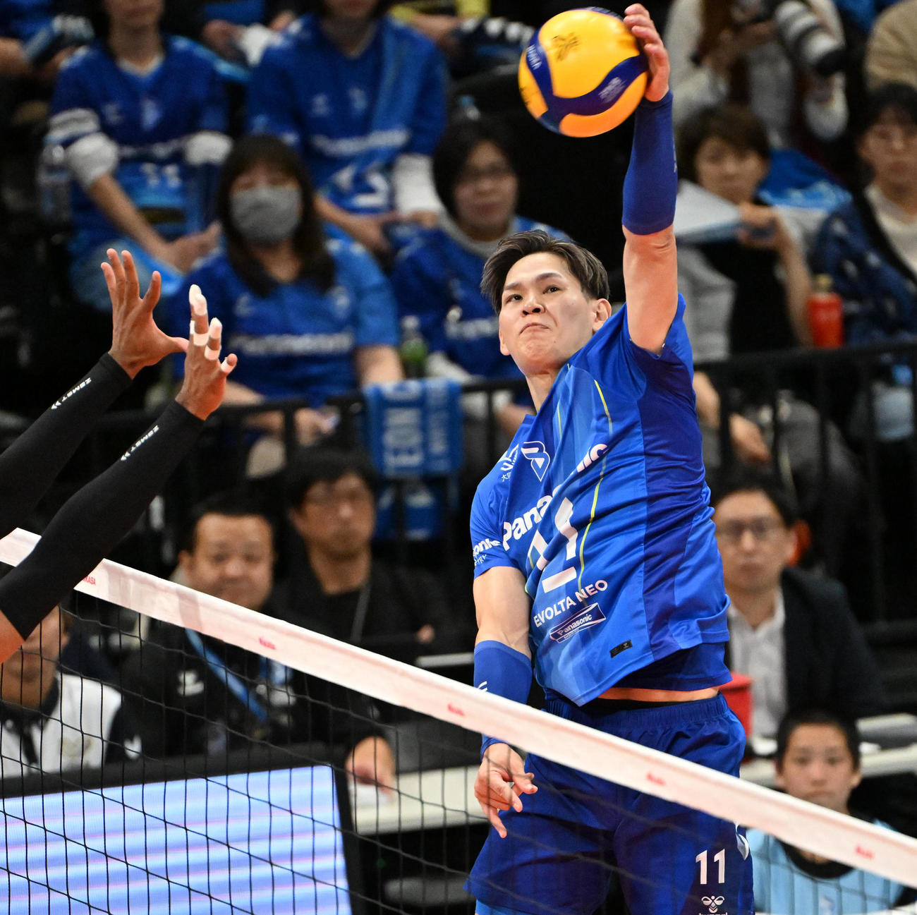大阪B対サントリー　第3セット、スパイクを放つ大阪Bの西田（撮影・石井愛子）