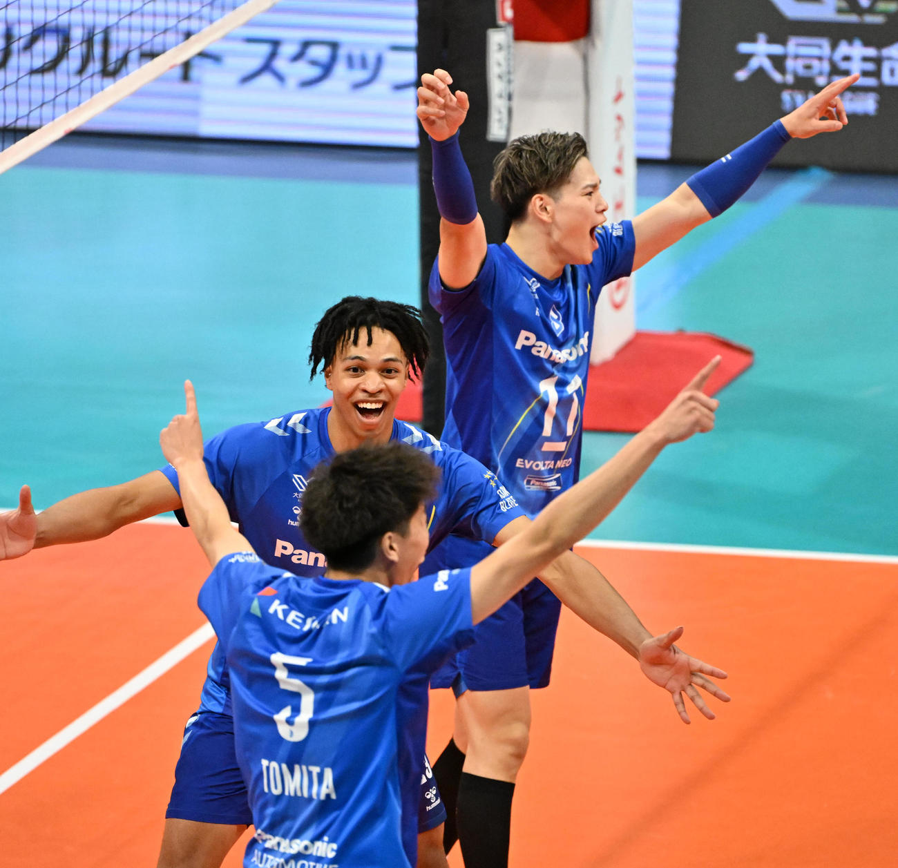 大阪B対サントリー　第3セットを取り喜ぶ大阪Bの西田有志（上）（撮影・石井愛子）
