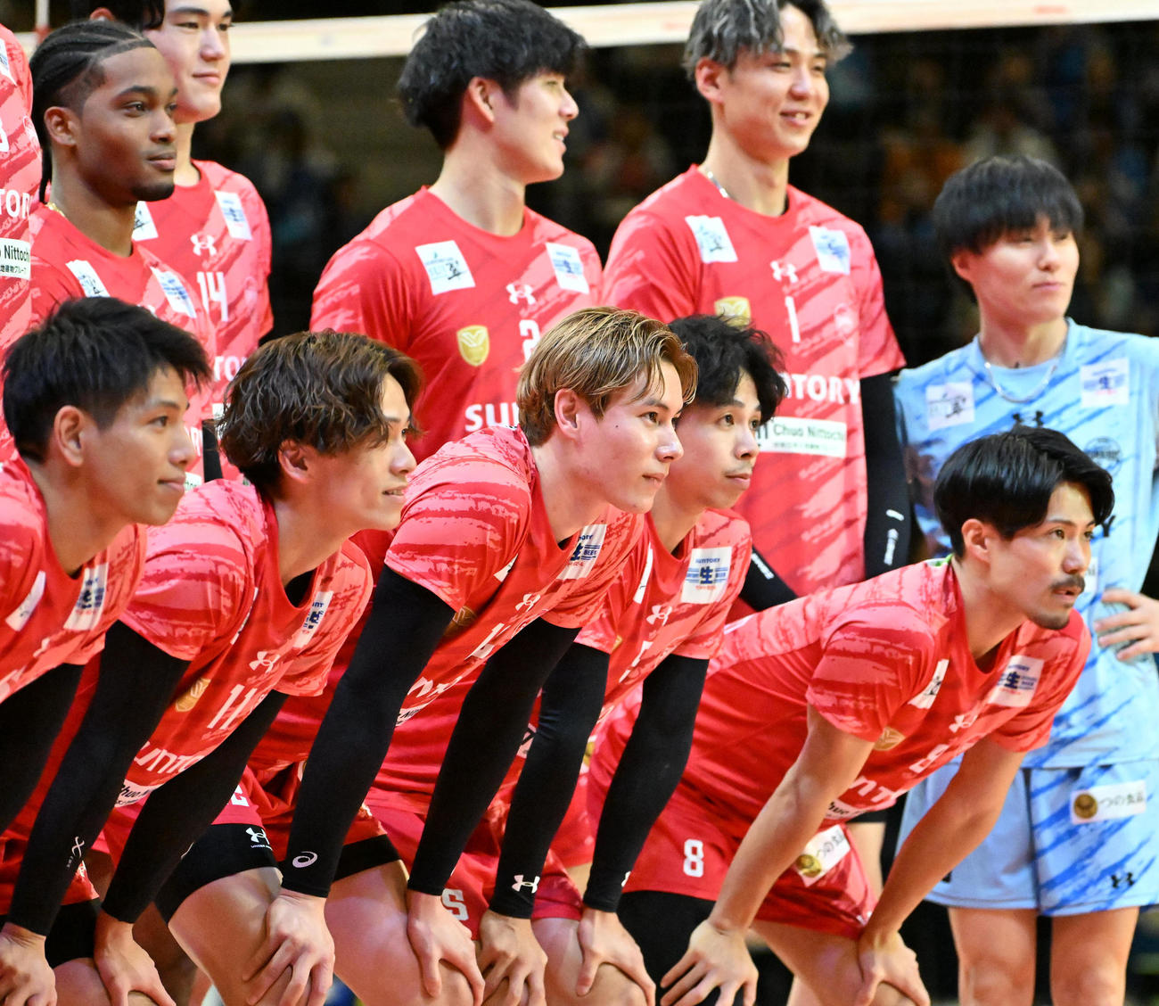 試合前、記念撮影をするサントリーの高橋藍（中央下）（撮影・石井愛子）