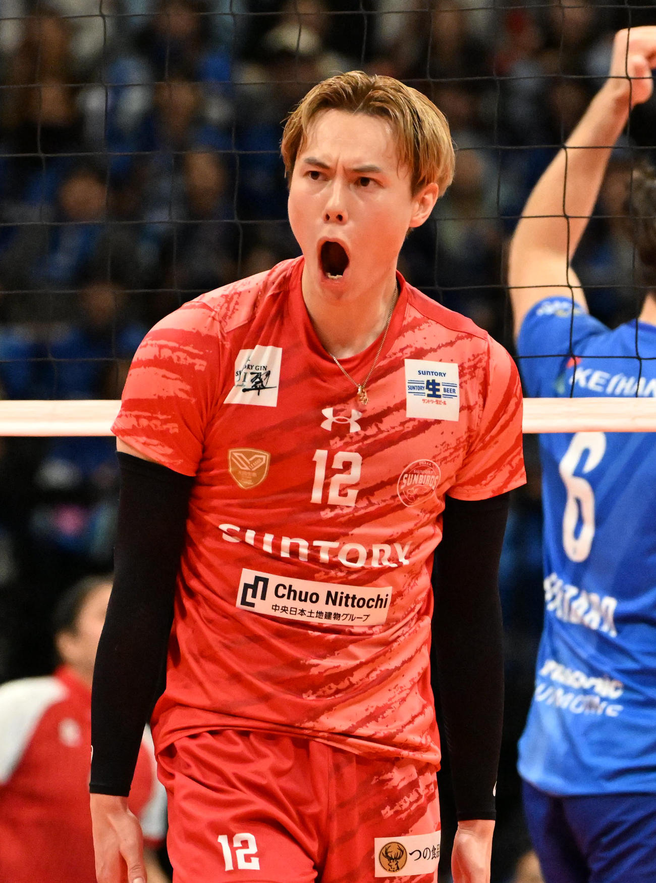 大阪B対サントリー　第一セット、スパイクを決め叫ぶサントリーの高橋藍（撮影・石井愛子）