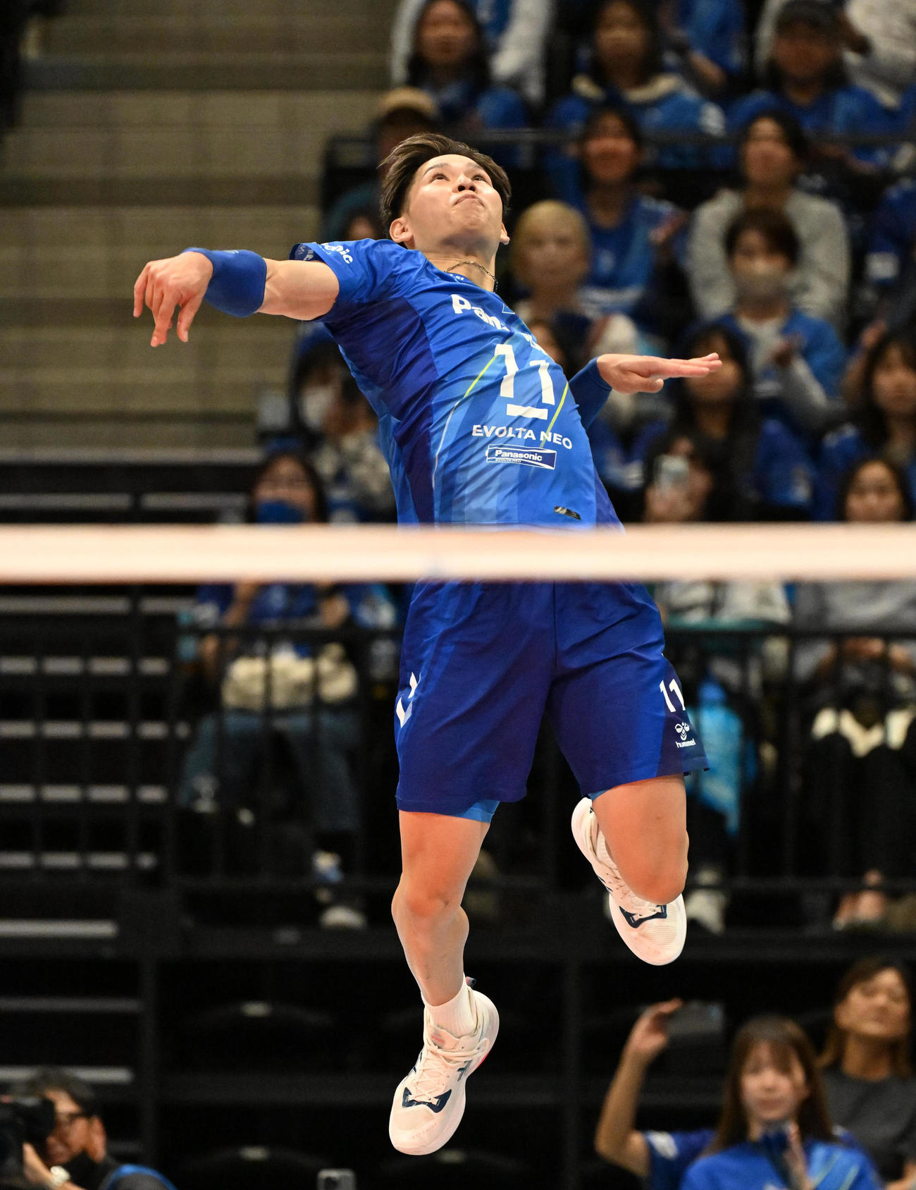 大阪B対サントリー　第1セット、サーブを放つ大阪Bの西田（撮影・石井愛子）