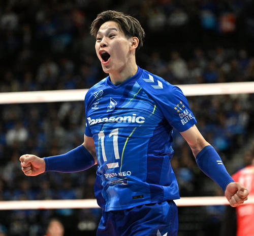 大阪B対サントリー 第2セット、得点が入り喜ぶ大阪Bの西田(撮影・石井愛子)