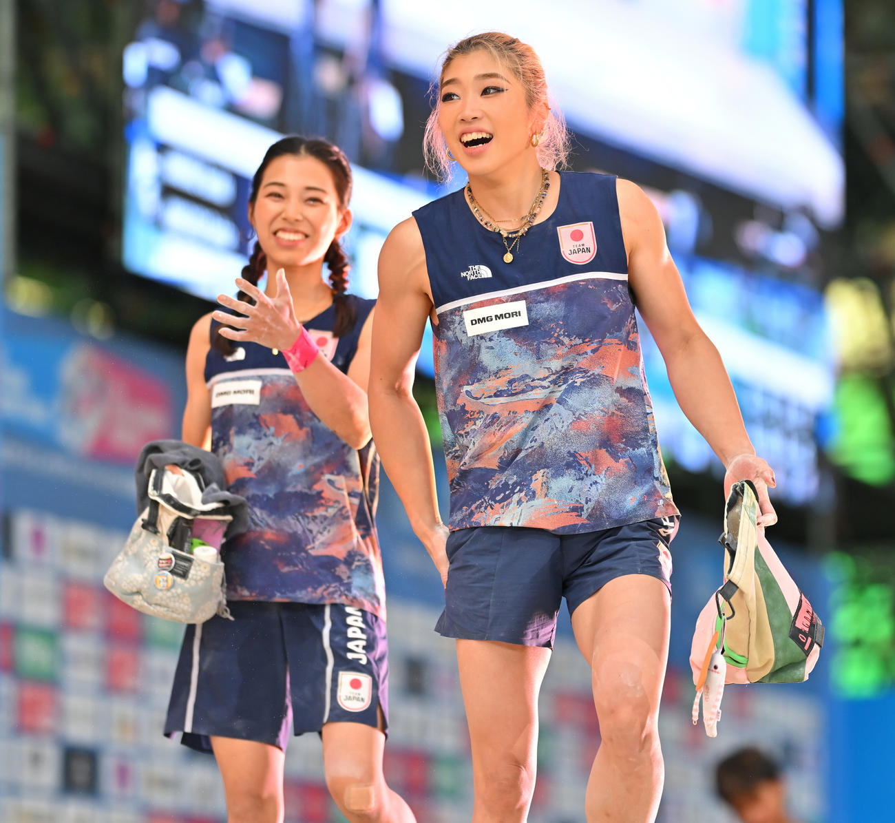 IFSCクライミンググランドファイナルズ福岡2025のボルダー予選に出場した野中生萌（右）と中村真緒（C）CB／Sutterz
