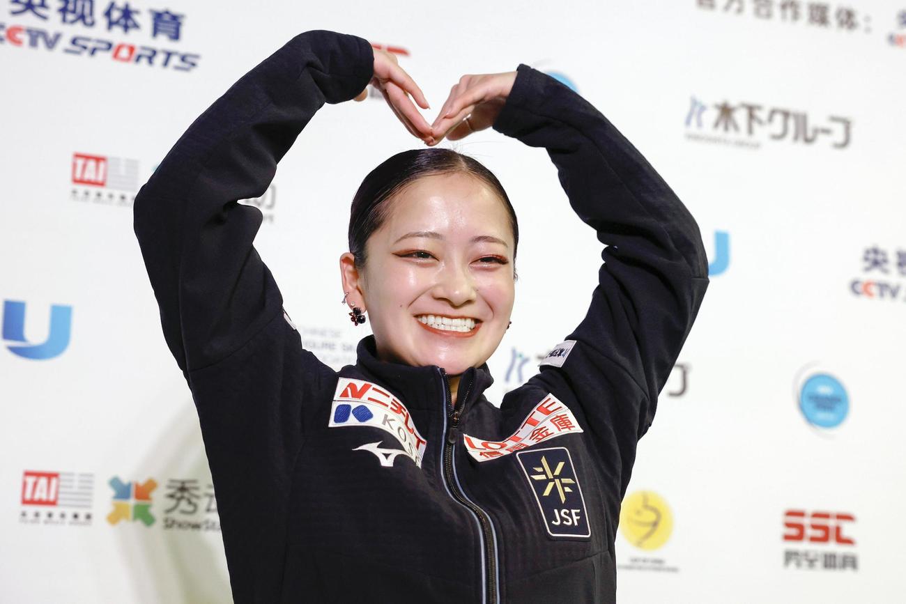 女子SPを終え、撮影に応じる渡辺倫果＝重慶（共同）