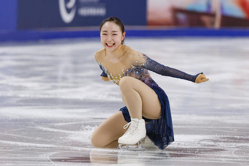 女子SPの演技を終え、笑顔の松生理乃＝重慶（共同）