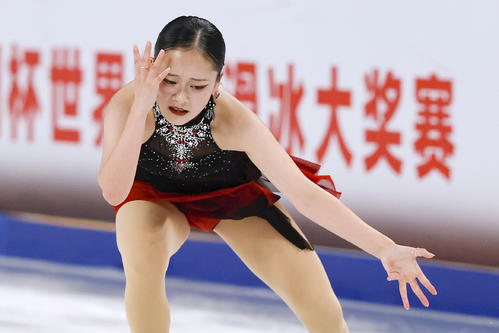 女子SP　演技する渡辺倫果＝重慶（共同）