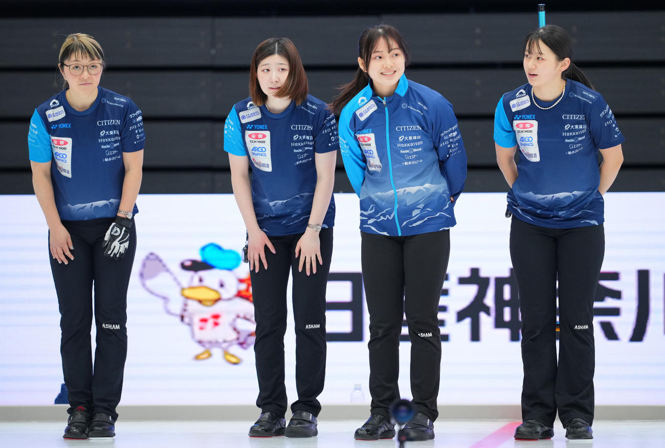 フォルティウス対SC軽井沢ク　フォルティウスに敗れスタンドにあいさつするSC軽井沢クの選手たち。左から西室、金井、上野美、上野結（2025年2月）