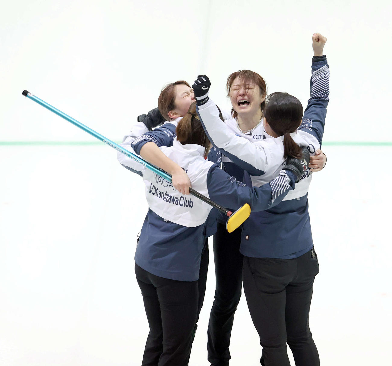 SC軽井沢クラブ対北海道銀行　優勝し抱き合って喜ぶSC軽井沢クラブの選手たち。左から上野結、金井、西室、上野美（2024年2月）