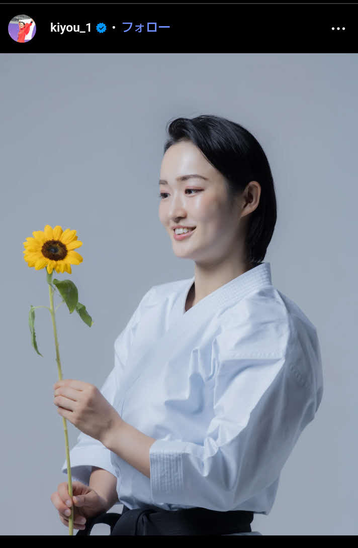 ヒマワリを持ちほほえむ清水希容さん（本人のインスタグラムから）