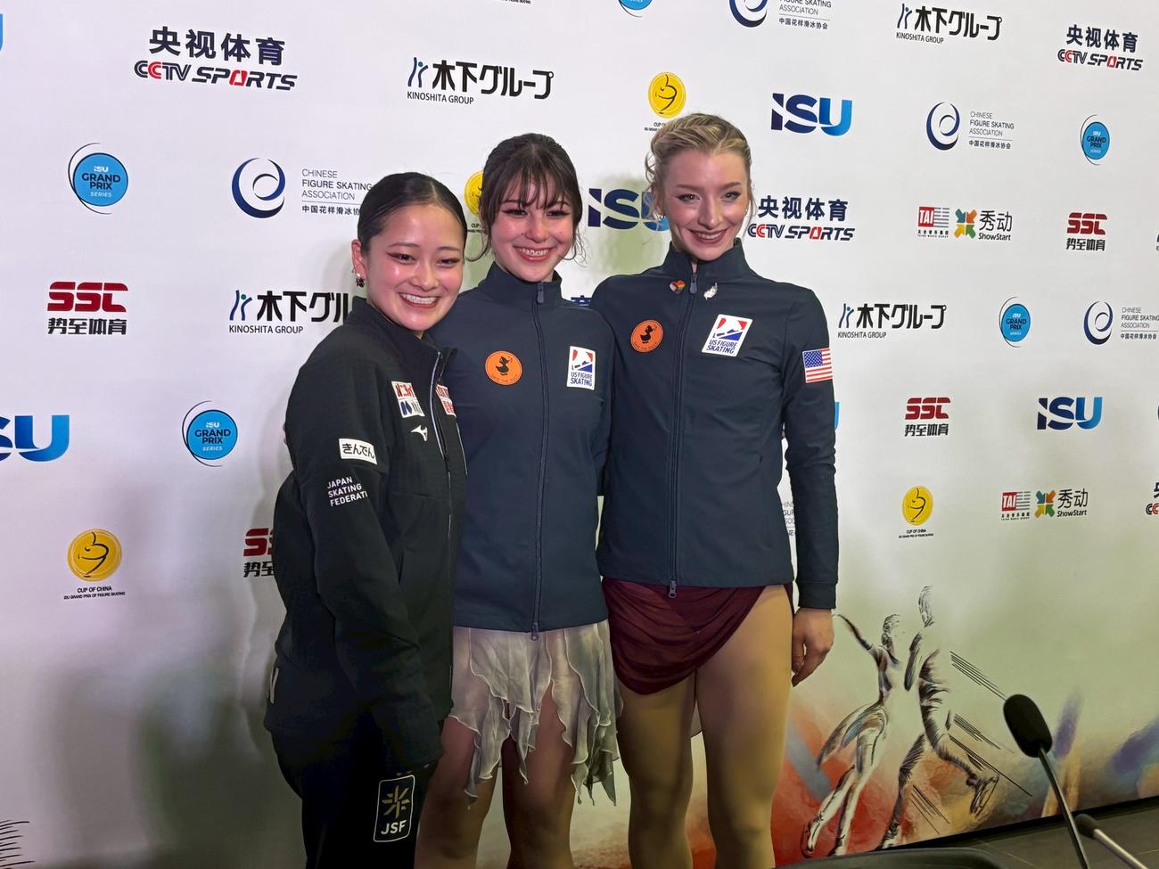 グランプリシリーズ第2戦中国杯女子SP　首位発進で笑顔のアリサ・リュウ（中央）と2位の渡辺倫果（左）、3位のアンバー・グレン（撮影・勝部晃多）