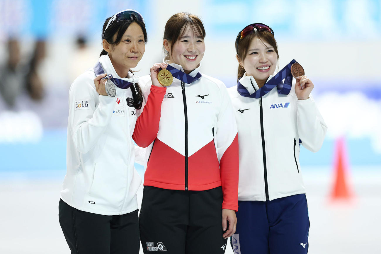 女子3000メートルを終えメダルを手に笑顔を見せる、左から2位の高木美帆、優勝の堀川桃香、3位の佐藤綾乃（撮影・前田充）