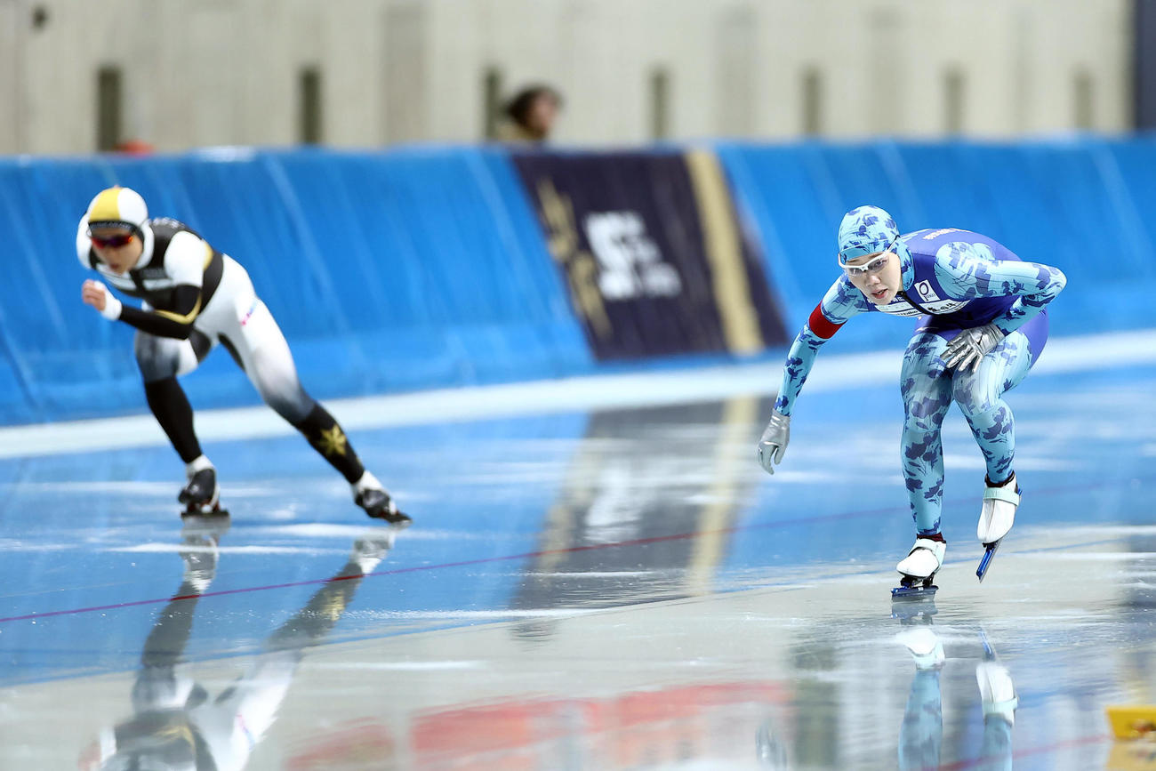 女子500メートルで優勝した吉田雪乃（右）。左は2位の高木美帆（撮影・前田充）