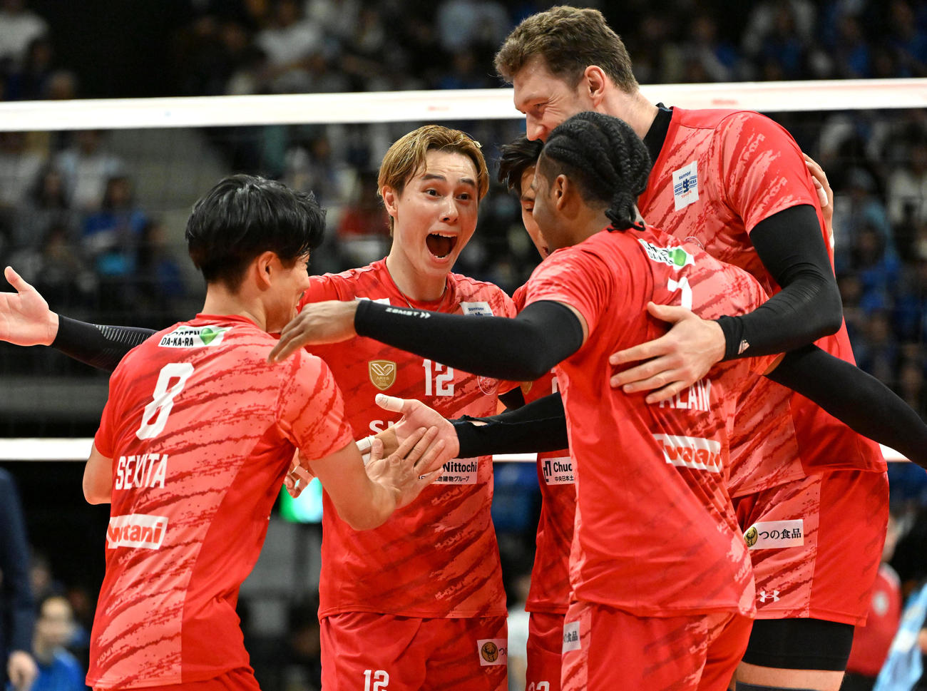 大阪B対サントリー　第一セット得点を入れ喜ぶサントリーの選手ら。左から2人目は高橋藍（撮影・石井愛子）