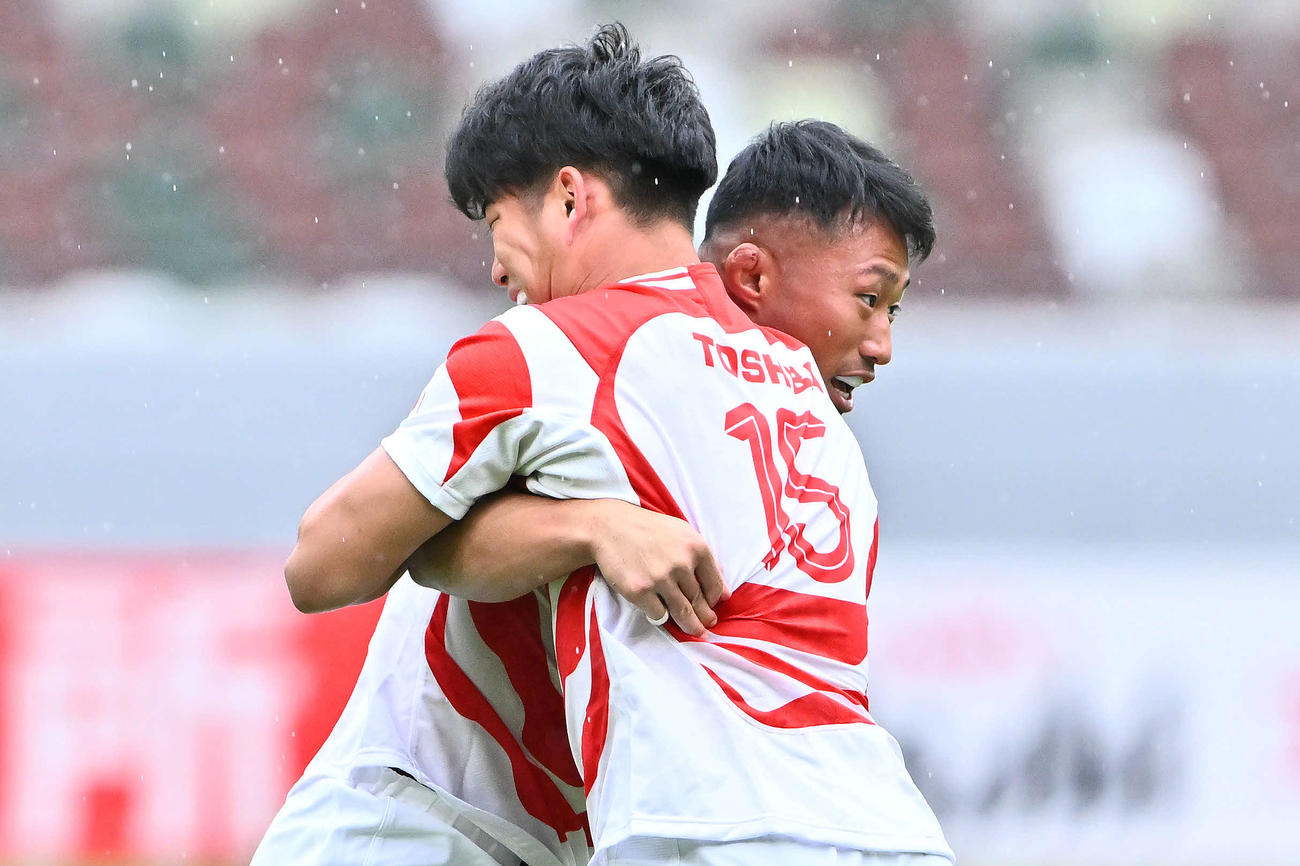 試合前日練習で矢崎（右）は長田と組み合う（撮影・滝沢徹郎）
