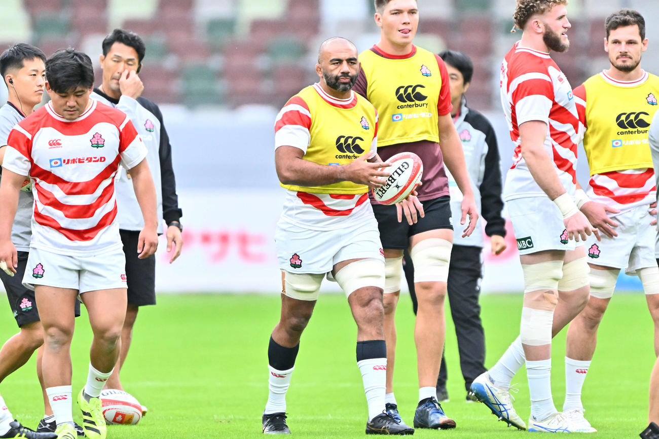 試合前日練習で調整するリーチ・マイケル（中央）（撮影・滝沢徹郎）