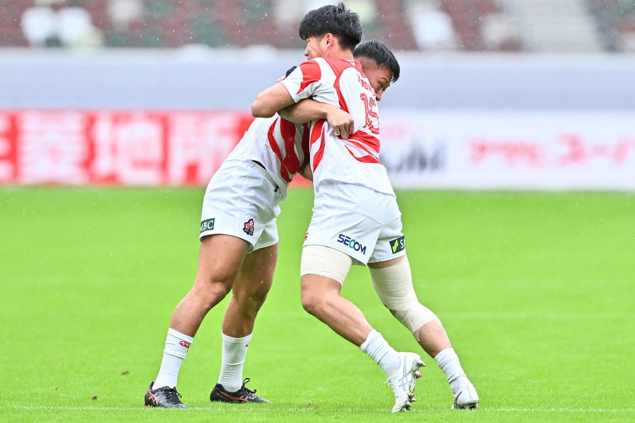 試合前日練習で矢崎（右）は長田と組み合う（撮影・滝沢徹郎）