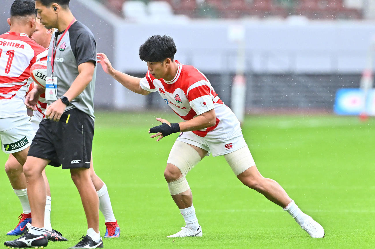 試合前日練習で調整する矢崎（右）（撮影・滝沢徹郎）