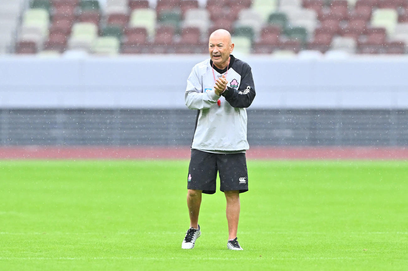 試合前日練習を見守るエディー・ジョーンズHC（左）（撮影・滝沢徹郎）
