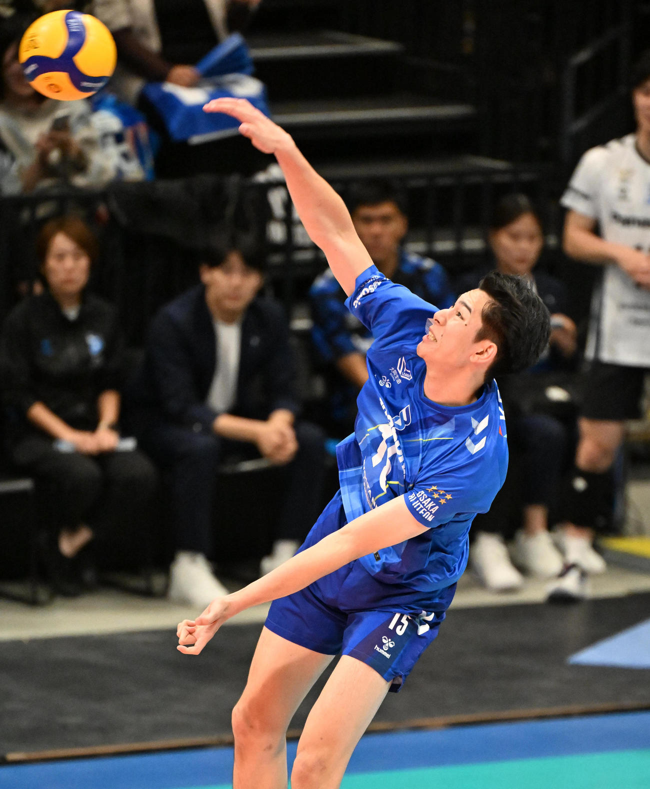 大阪B対サントリー　第3セット、サーブを放つ大阪B甲斐（撮影・石井愛子）