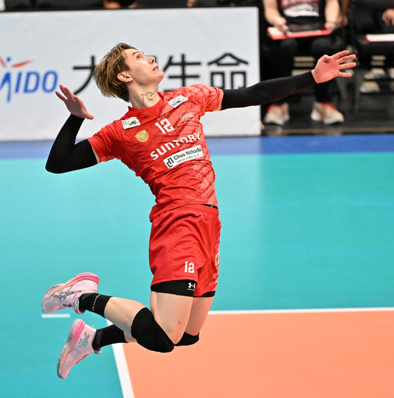 大阪B対サントリー　第3セット、サーブを放つサントリーの高橋藍（撮影・石井愛子）