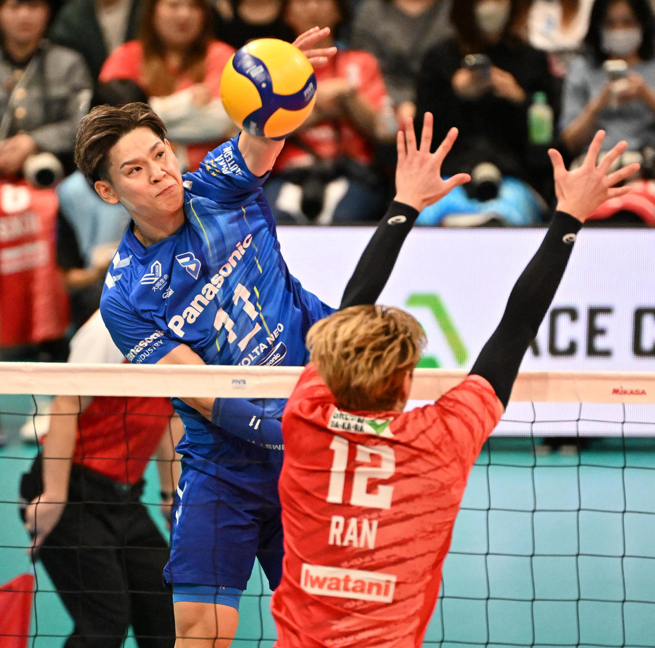 大阪B対サントリー　第4セット、スパイクを決める大阪Bの西田。手前はサントリー高橋藍（撮影・石井愛子）
