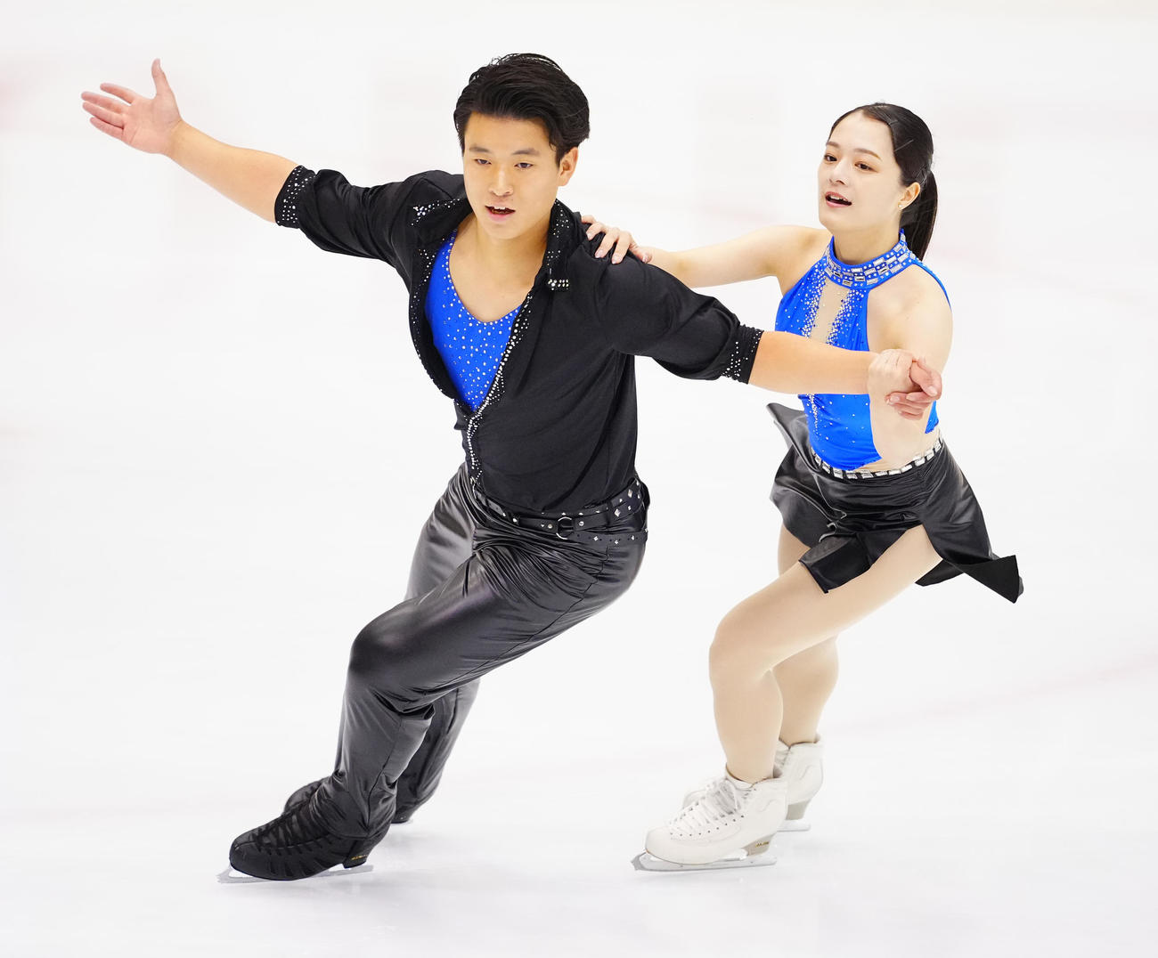 ペアSPの演技をする籠谷歩未（右）、本田ルーカス剛史組（撮影・垰建太）