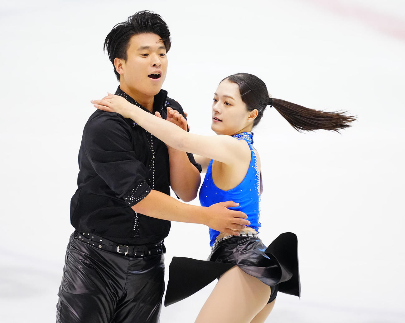 ペアSPの演技をする籠谷（右）、本田組（撮影・垰建太）