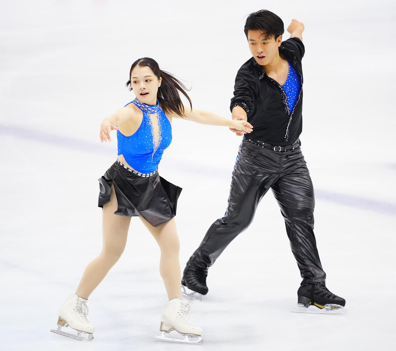 ペアSPの演技をする籠谷（左）、本田組（撮影・垰建太）