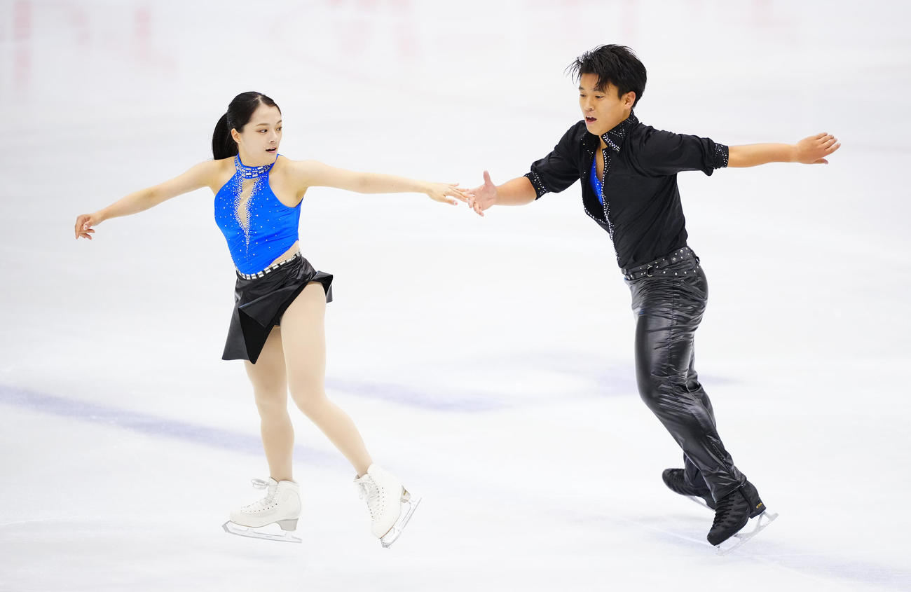 ペアSPの演技をする籠谷（左）、本田組（撮影・垰建太）