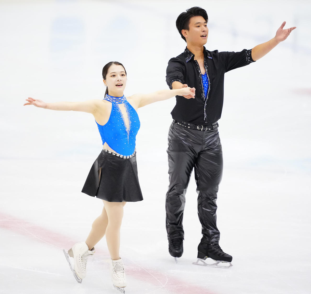 ペアSPの演技を終え笑顔を見せる籠谷（左）、本田組（撮影・垰建太）