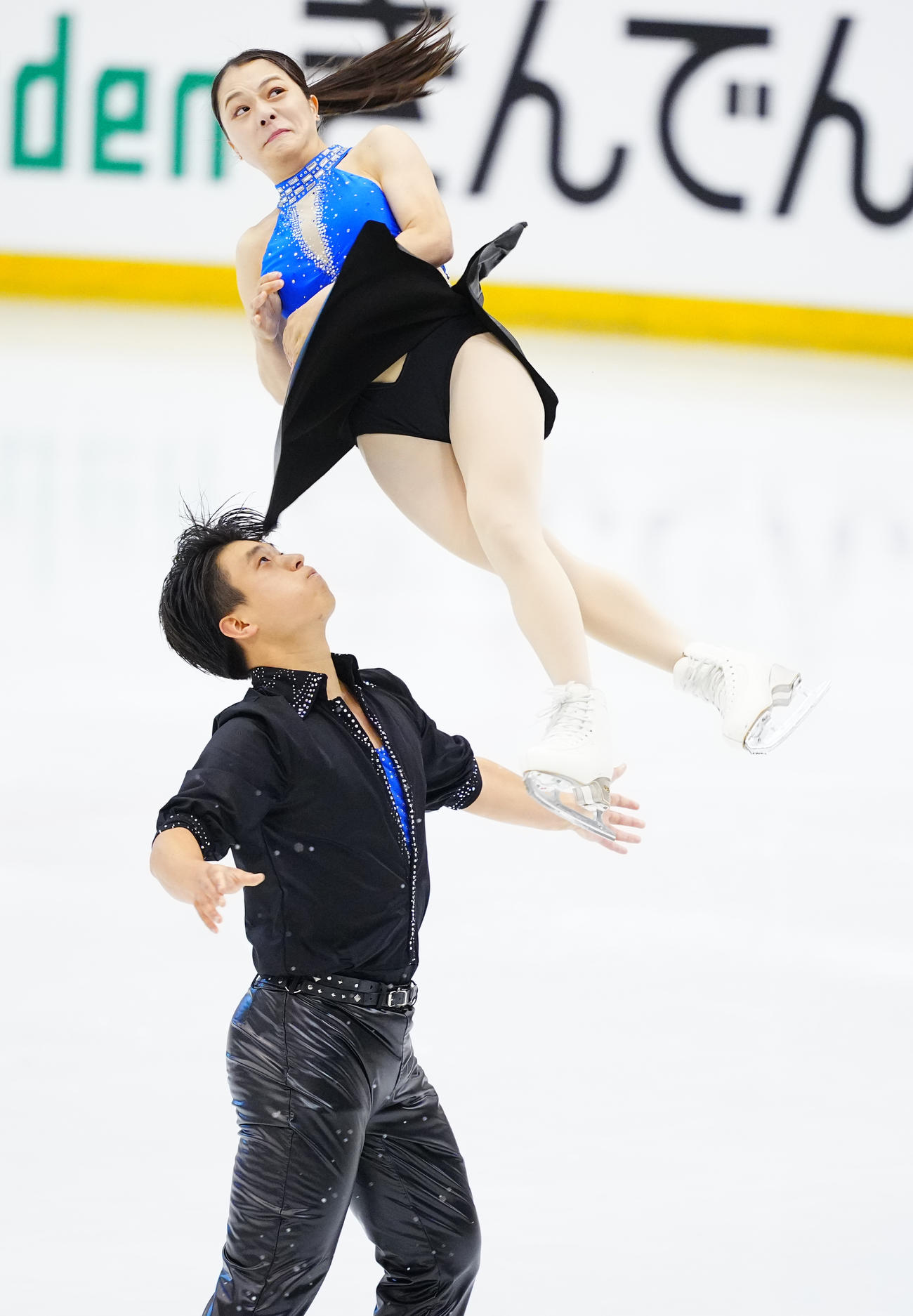 ペアSPの演技をする籠谷歩未（上）、本田ルーカス剛史組（撮影・垰建太）