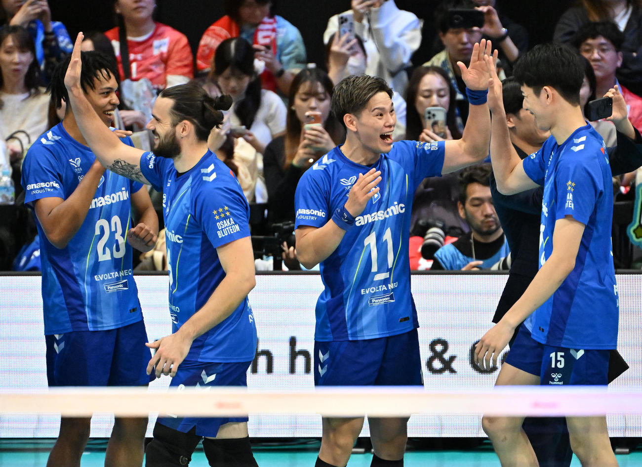 大阪B対サントリー　サントリーに勝利し喜ぶ大阪Bの選手ら（撮影・石井愛子）