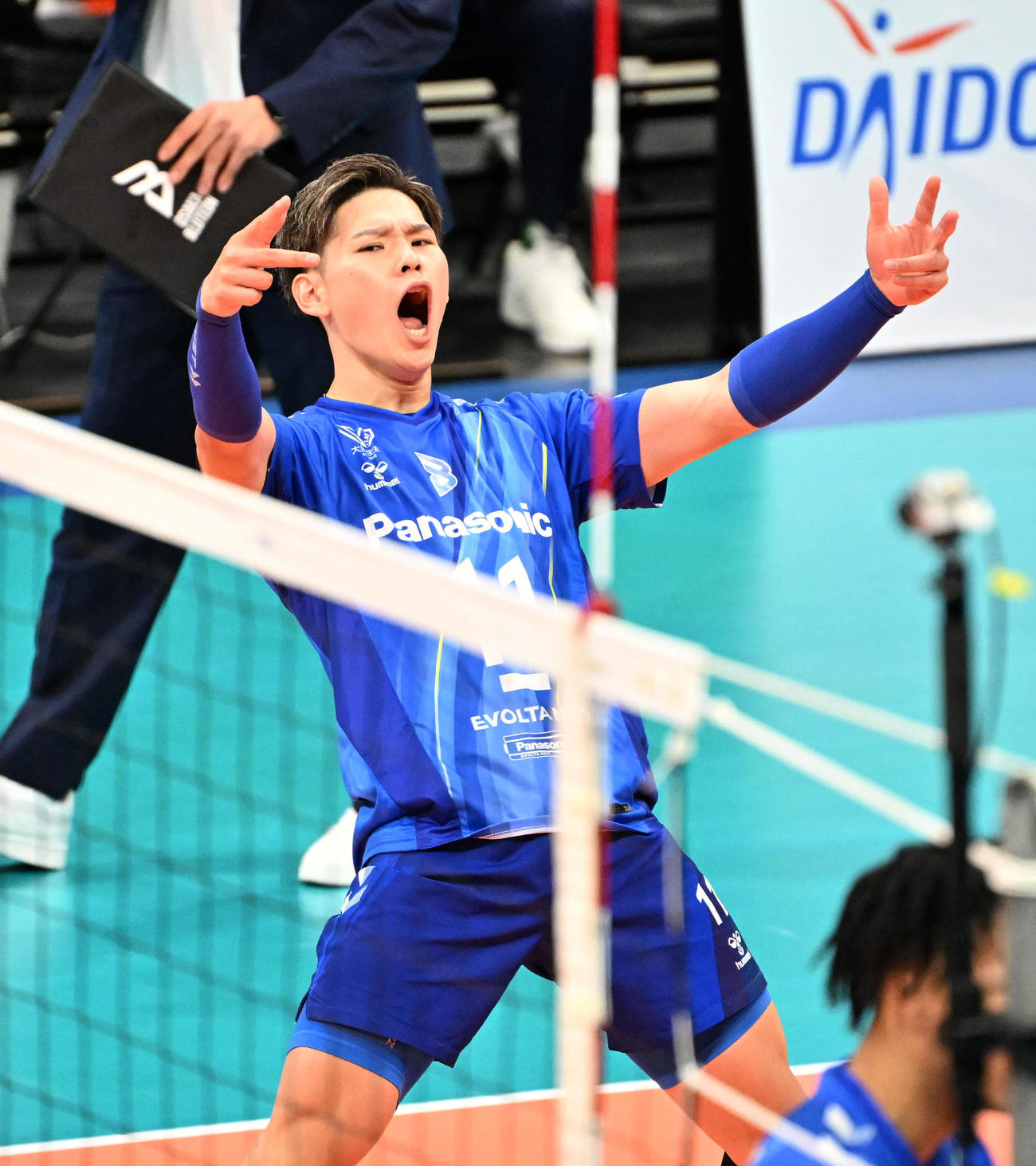 大阪B対サントリー　第3セット、得点が入り喜ぶ大阪B西田（撮影・石井愛子）