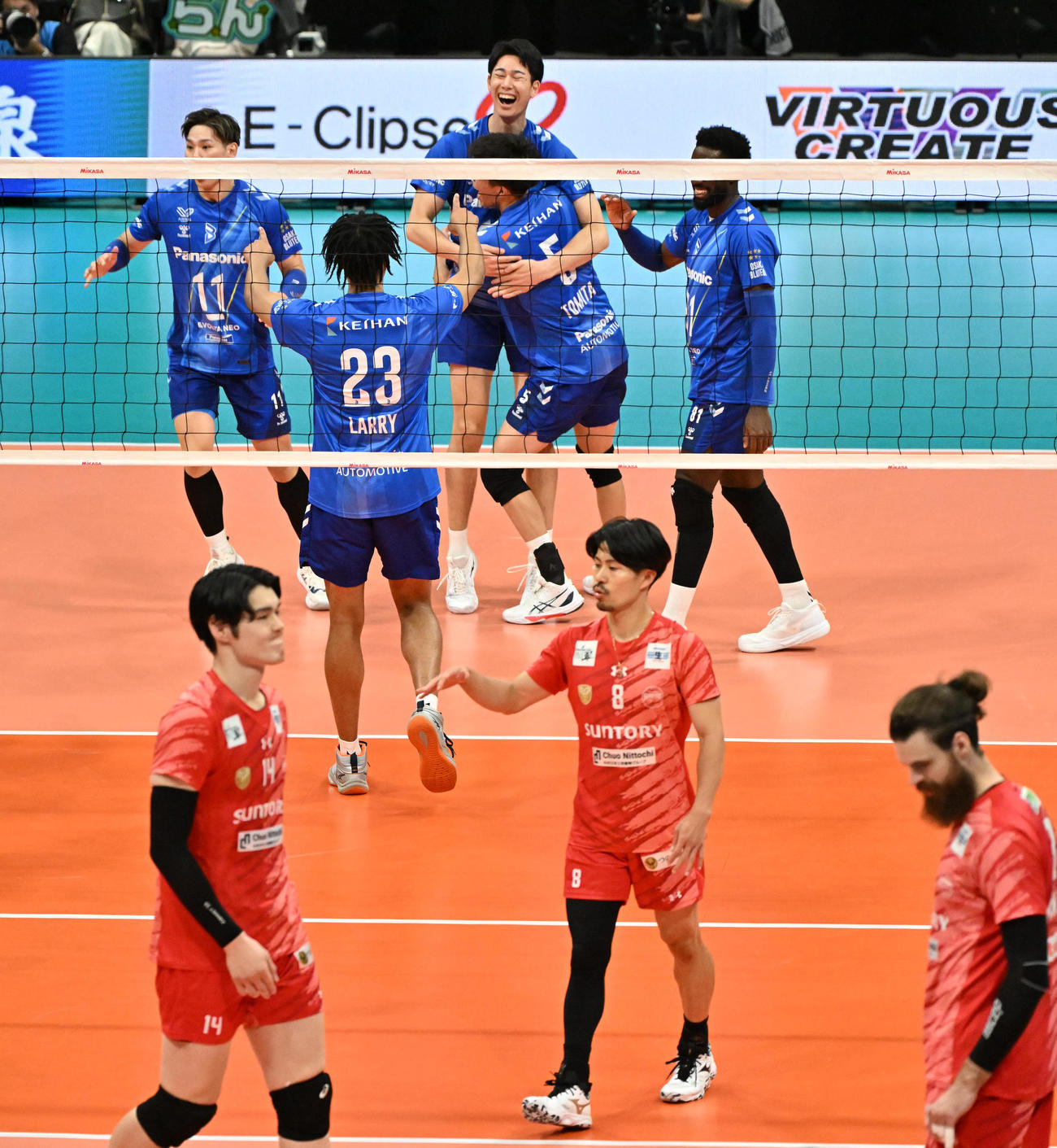 大阪B対サントリー　サントリーに勝利し喜ぶ大阪Bの選手ら（上）、大阪Bに負け肩を落とすサントリーの選手ら（撮影・石井愛子）