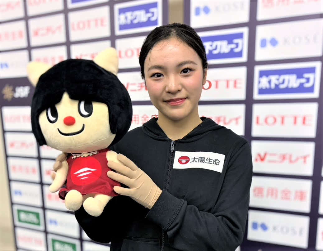 所属先の太陽生命のキャラクター「いかなキャット」のぬいぐるみを手にする高木（撮影・藤塚大輔）