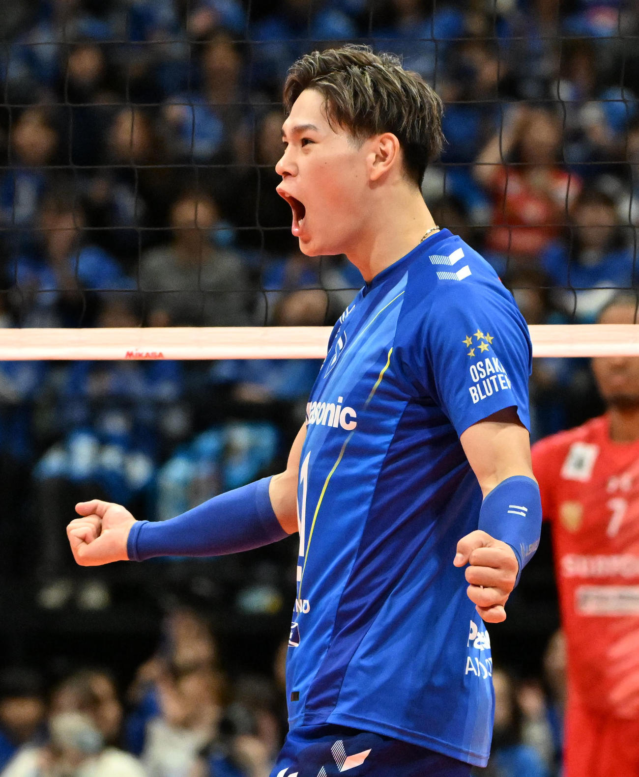 大阪B対サントリー　第2セット、得点が入り喜ぶ大阪Bの西田（撮影・石井愛子）