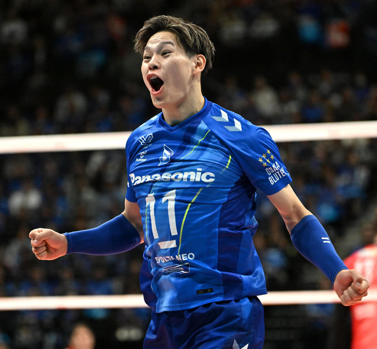 大阪B対サントリー　第2セット、得点が入り喜ぶ大阪Bの西田（撮影・石井愛子）