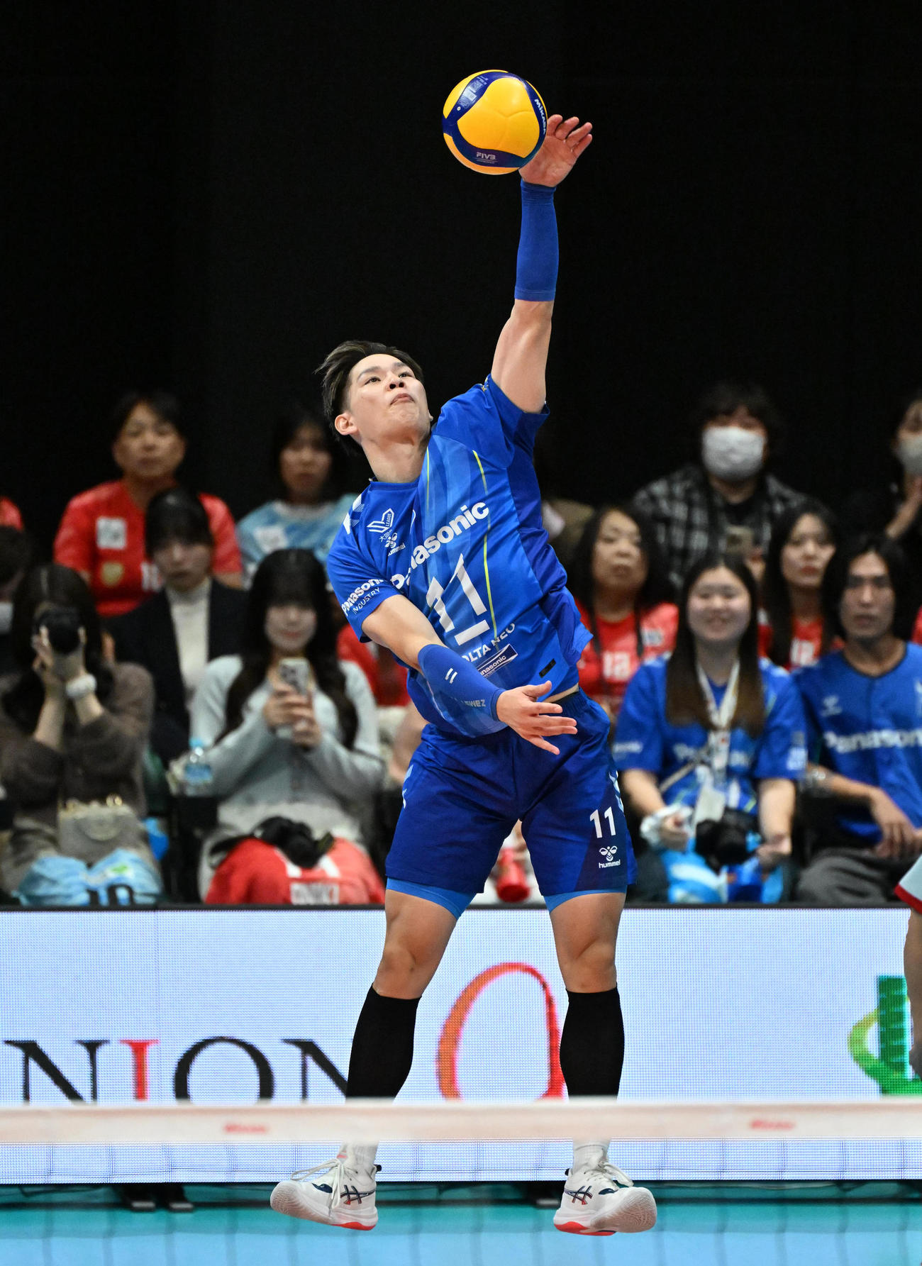 大阪B対サントリー　第4セット、サーブを放つ大阪Bの西田（撮影・石井愛子）