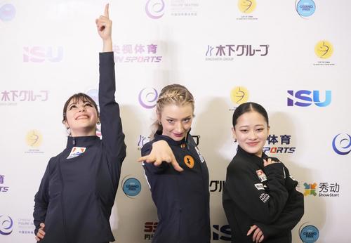 試合後の記者会見でポーズをとる（左から）2位のアリサ・リュウ、優勝のアンバー・グレン、3位の渡辺倫果（共同）