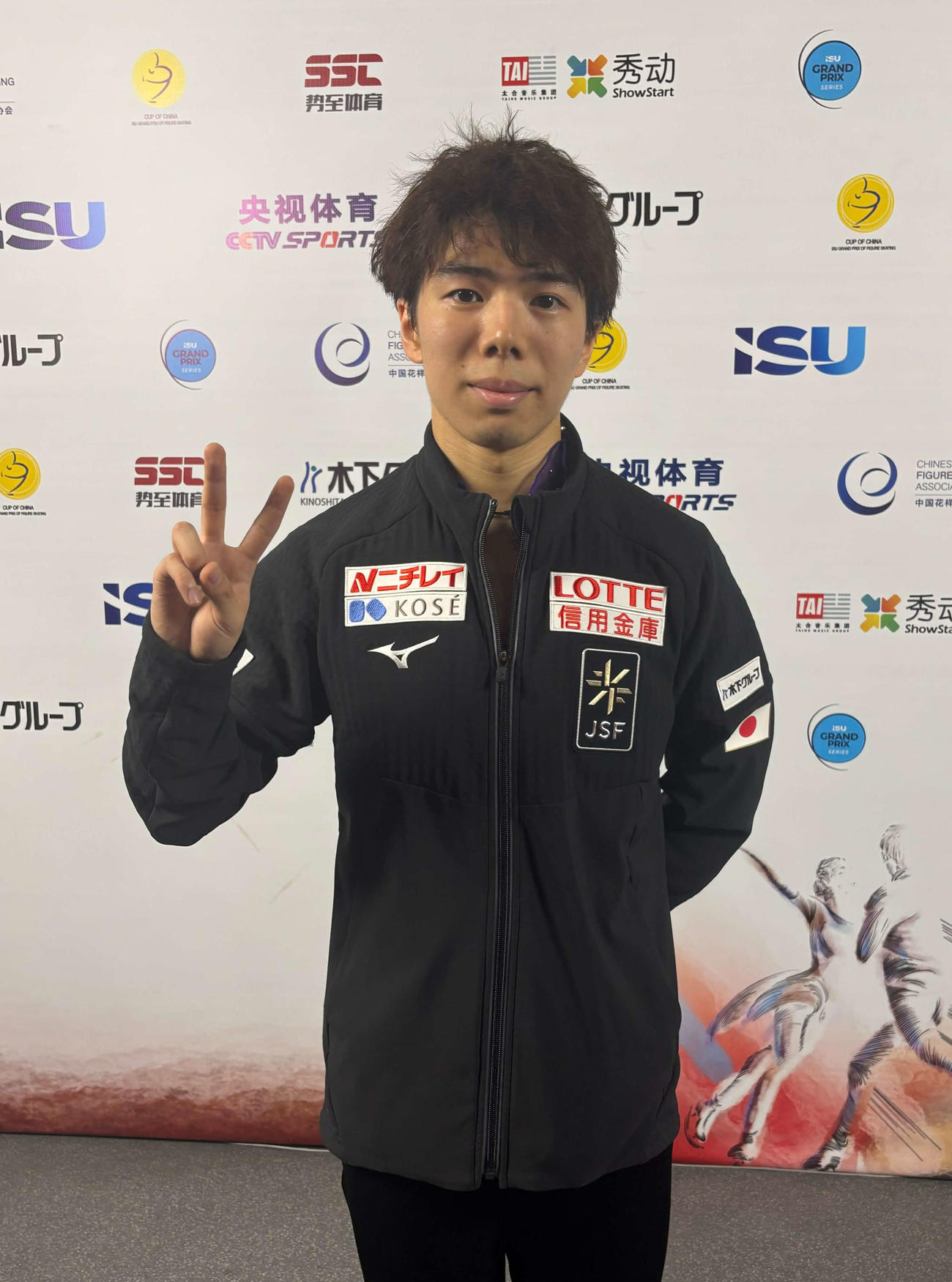 中国杯のショートプログラムを終えてピースで写真に納まる佐藤（撮影・勝部晃多）