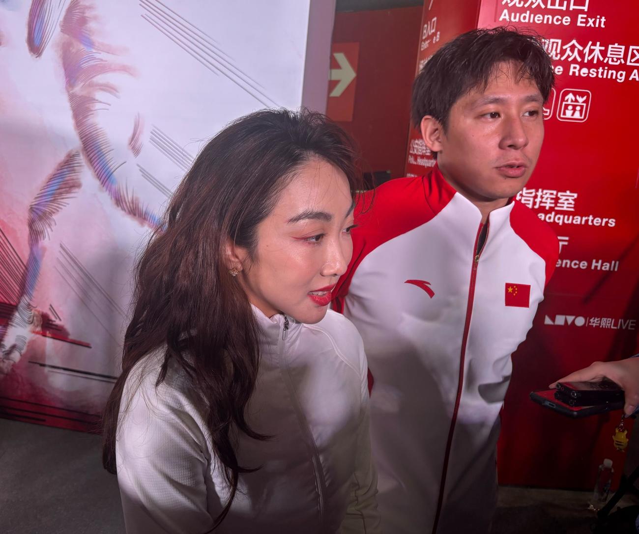 中国杯のショートプログラムを終えて取材に応じる隋文静（左）と韓聡（撮影・勝部晃多）